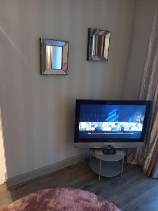 Modern 2-Bedroom City Apartment With Free Parking Belfast Exterior foto
